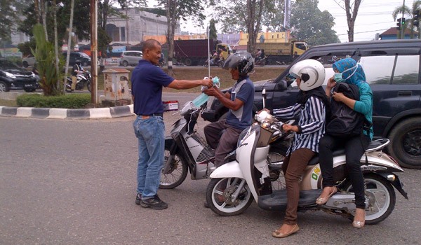 Dinas Kesehatan Merangin Membagikan Masker Pada Warga 